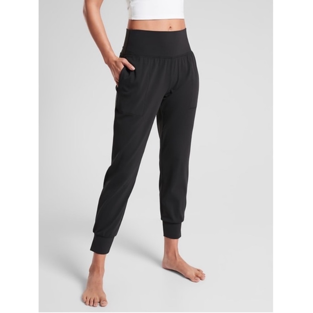 Athleta black salutation joggers